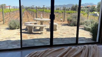 Caja de seguridad en la habitación y escritorio