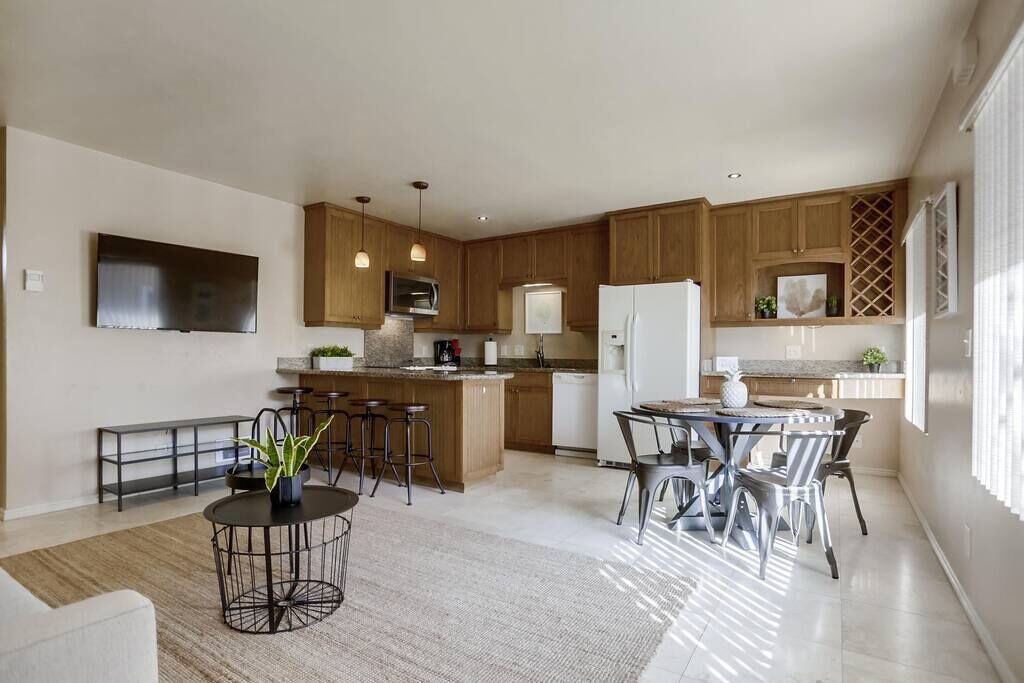 Fresh and Bright 1BR Condo | Walk to Beach