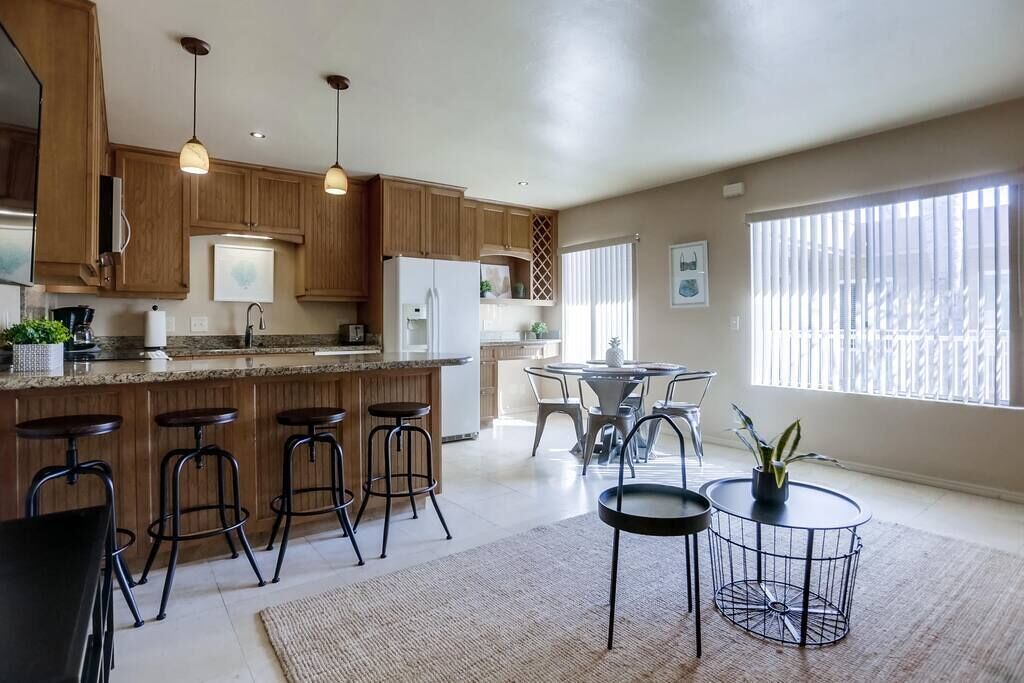 Fresh and Bright 1BR Condo | Walk to Beach