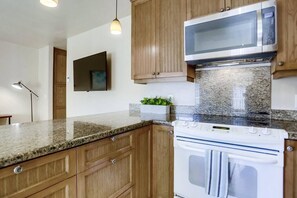 Fridge, microwave, oven, stovetop - Hottest Neighborhood! Walk to Beach! (Oceanside)