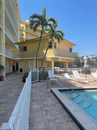 Bungalow overlooks pool steps from the BEACH🏖/ JW Marriott and the ❤ of Marco
