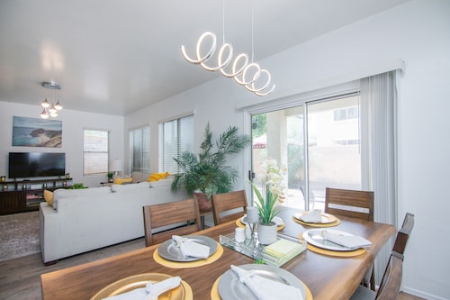 Stylish Vacation Home Phoenix - Low Rates NOW!