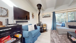 Fernseher, Kamin, DVD-Player