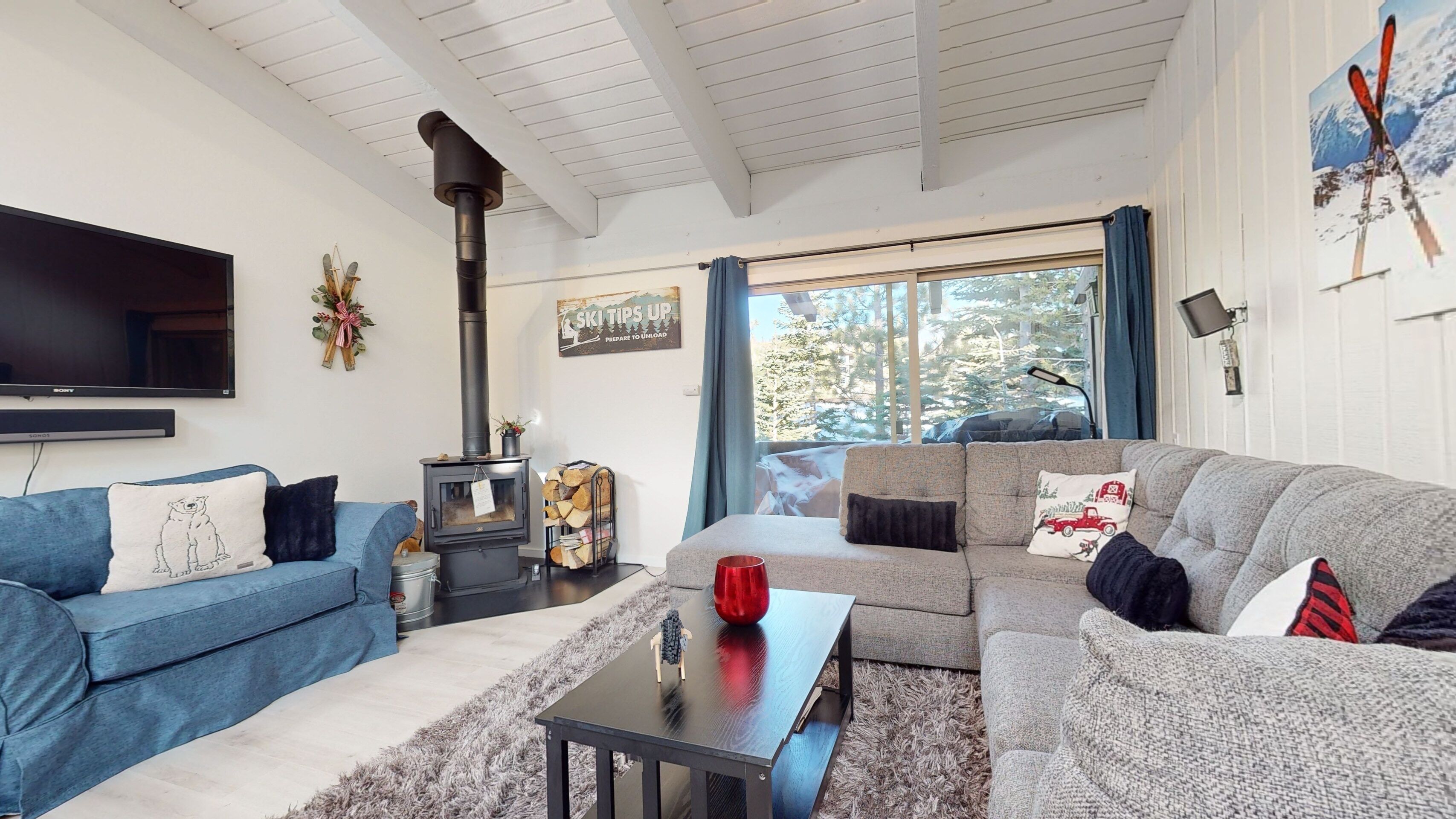 Televisie, een open haard en een dvd-speler