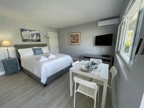 1 bedroom, iron/ironing board, travel cot, free WiFi - Seas the Day at Sea Nymph (Riviera Beach)