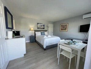 1 habitación, tabla de planchar con plancha y cuna de viaje 