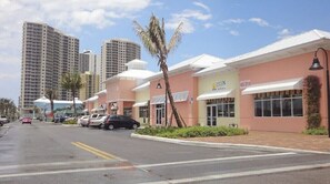Exterior - NEW LISTING - 3 Min Walk-Beach, Hot Tub, Tennis, Wi-Fi (Riviera Beach)