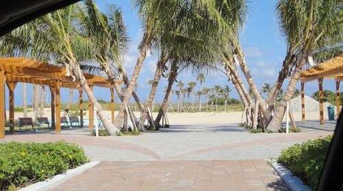 NEW LISTING - 3 Min Walk-Beach, Hot Tub, Tennis, Wi-Fi