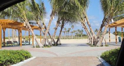 NEW LISTING - 3 Min Walk-Beach, Hot Tub, Tennis, Wi-Fi