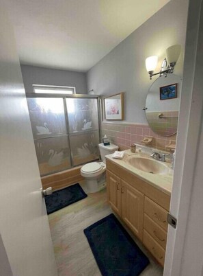 Hair dryer, towels, soap, shampoo - NEW LISTING - 3 Min Walk-Beach, Hot Tub, Tennis, Wi-Fi (Riviera Beach)