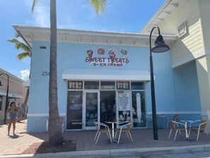 Exterior - Hot Tub, Walk to Beach, Snorkeling, Surfing (Riviera Beach)