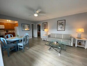 Smart TV - Hot Tub, Walk to Beach, Snorkeling, Surfing (Riviera Beach)