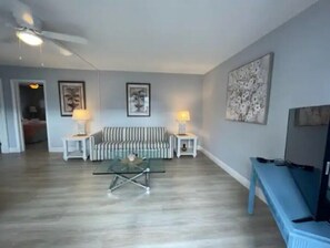 Smart TV - Hot Tub, Walk to Beach, Snorkeling, Surfing (Riviera Beach)