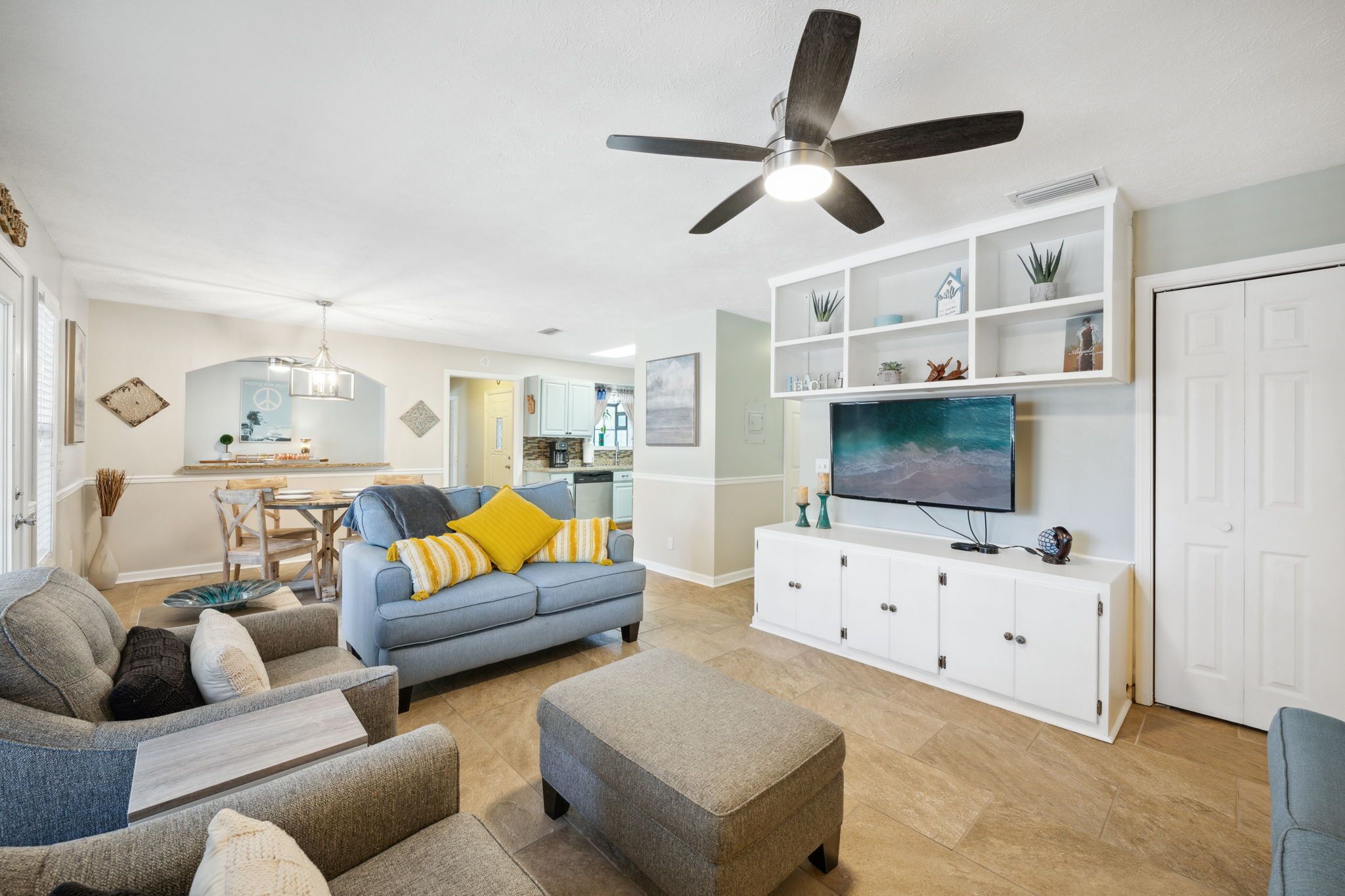 Sunsets & Hot Tub Views, Fire Pit! Backyard Oasis! 2 Blks to Beach! Pet Friendly