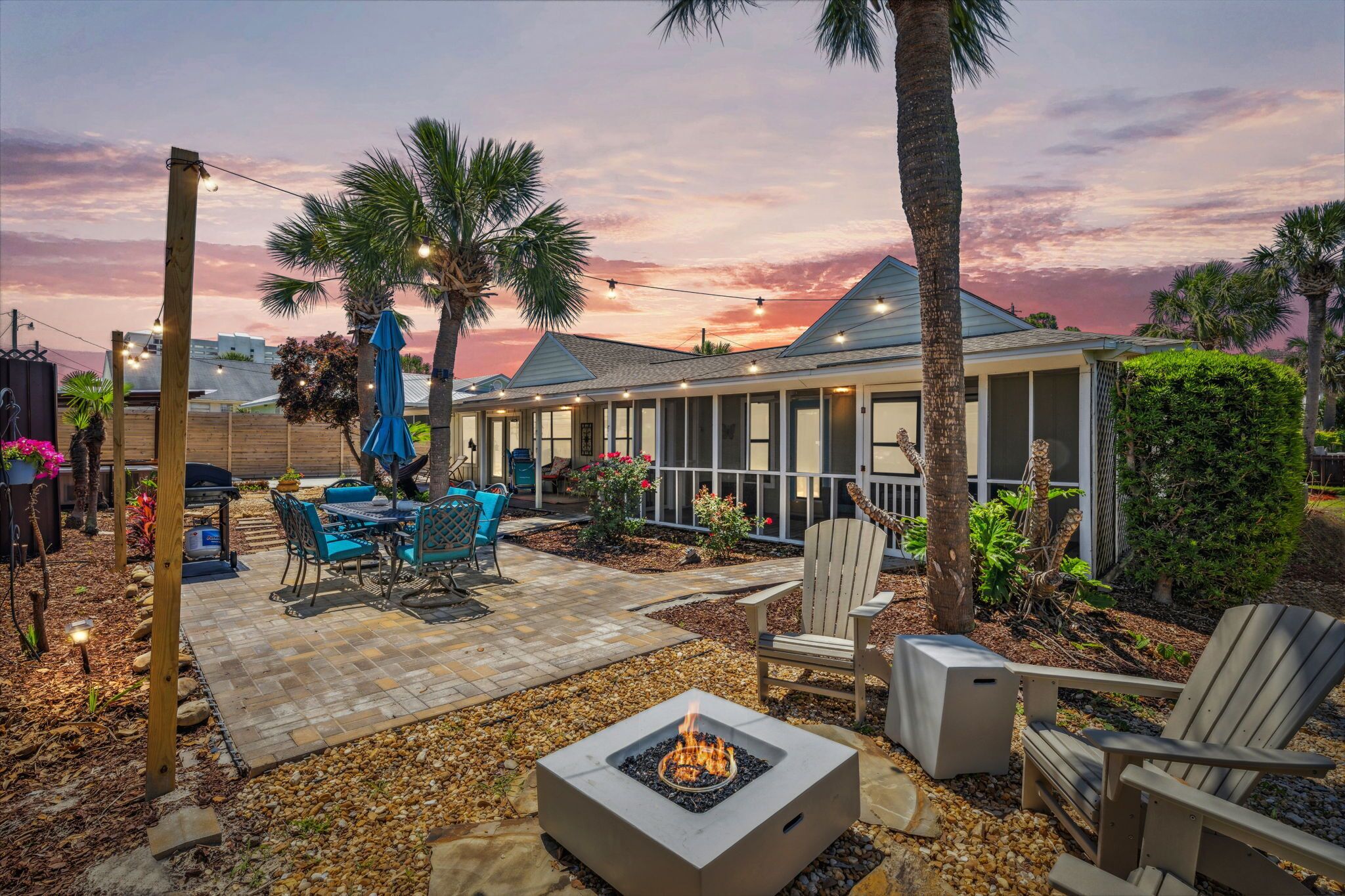 Sunsets & Hot Tub Views, Fire Pit! Backyard Oasis! 2 Blks to Beach! Pet Friendly