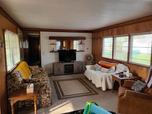 Fernseher, DVD-Player, Bücher, Musikbibliothek