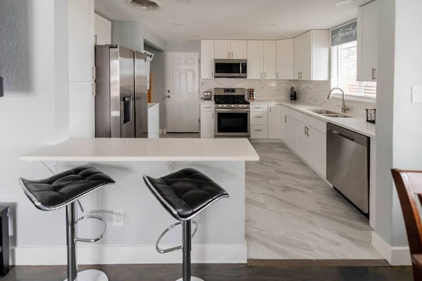 Réfrigérateur, micro-ondes, four, plaque de cuisson