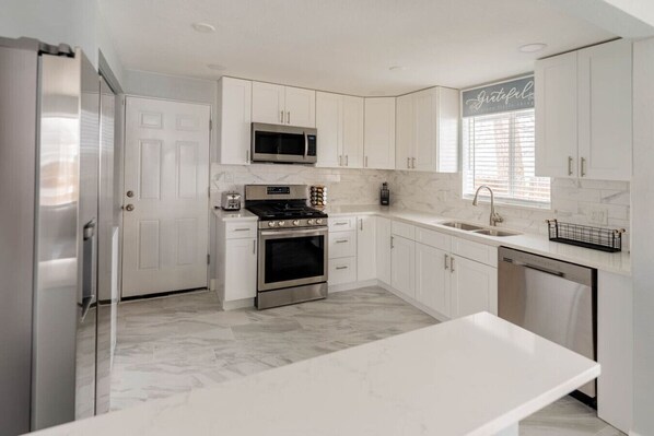 Réfrigérateur, micro-ondes, four, plaque de cuisson