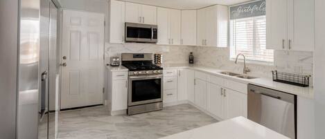 Een koelkast, een microgolfoven, een oven, een kookplaat