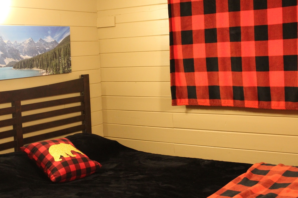 Paradise is calling you...cabin in town close to the beach!