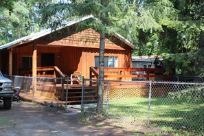 Exterior - Paradise is calling you...cabin in town close to the beach! (Sicamous)