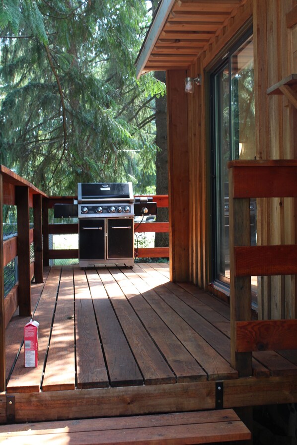 Terrace/patio - Paradise is calling you...cabin in town close to the beach! (Sicamous)