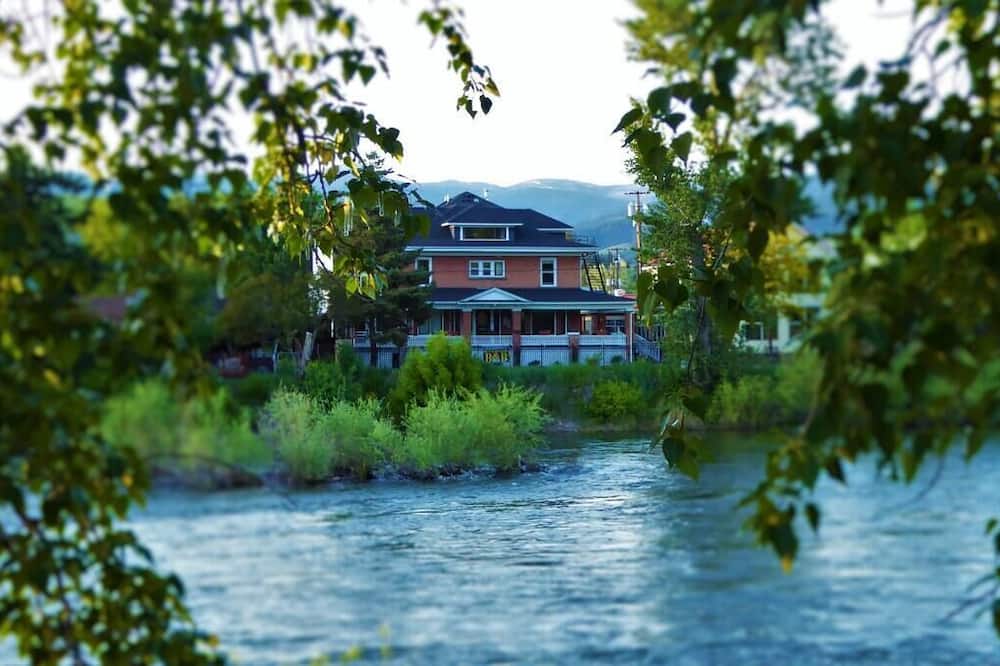 Goldsmith's Riverfront Inn