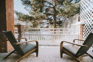 Deluxe Suite | Terrace/patio - Goldsmith's Riverfront Inn (Missoula)