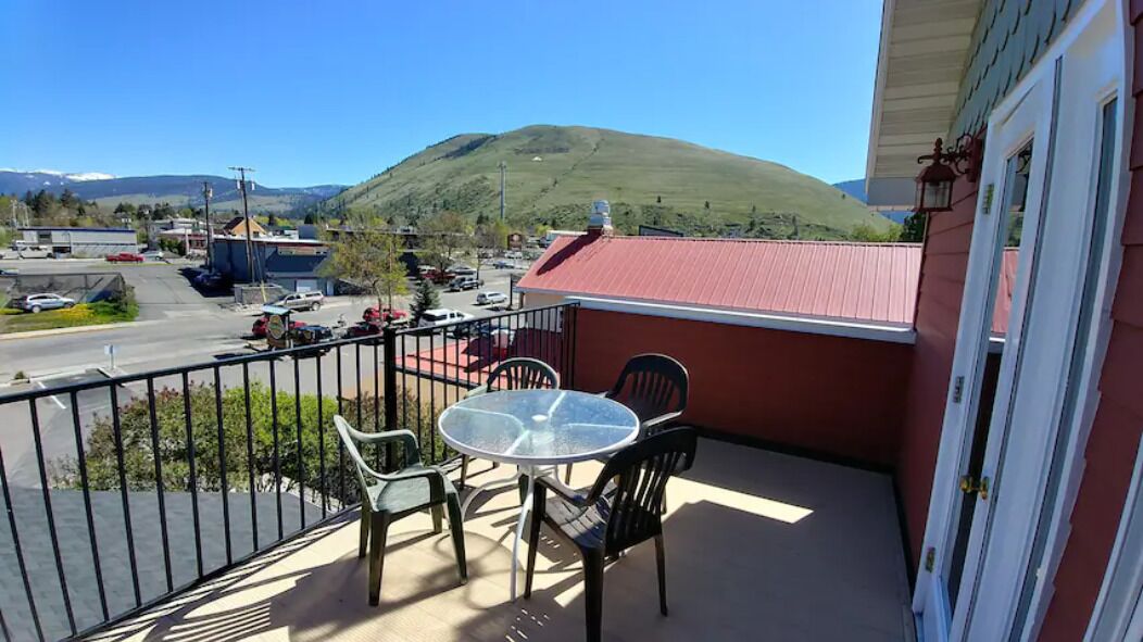 Goldsmith's Riverfront Inn