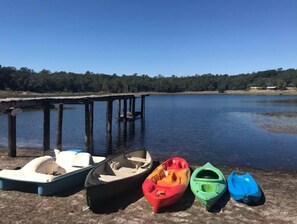 Beach nearby, sun-loungers, beach towels - 3 Bedroom House on Private Scenic Lake Mable (Melrose)