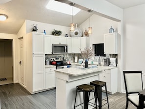 Fridge, microwave, oven, stovetop - 5 min walk to LucasOil, Gainsbridge, Downtown Shopping (Indianapolis)