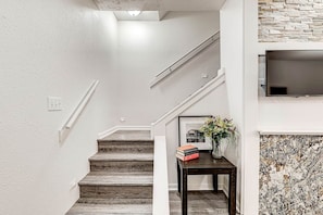 Interior - 5 min walk to LucasOil, Gainsbridge, Downtown Shopping (Indianapolis)