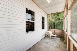 Terrace/patio - 5 min walk to LucasOil, Gainsbridge, Downtown Shopping (Indianapolis)