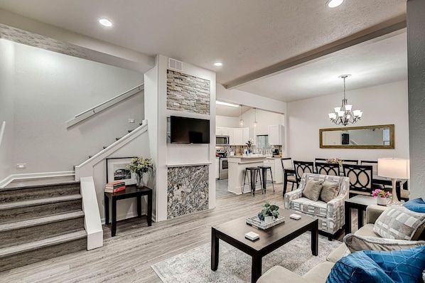 Smart TV - 5 min walk to LucasOil, Gainsbridge, Downtown Shopping (Indianapolis)