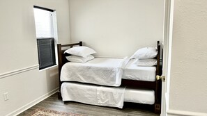 3 bedrooms, desk, iron/ironing board, free WiFi