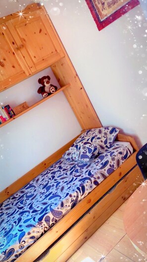 2 bedrooms, desk, WiFi