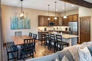 Dining - Mountain hideaway with hot tub (Fraser)