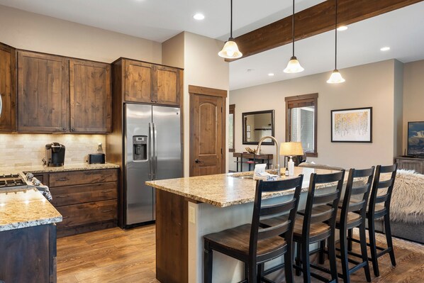 Kjøleskap, mikrobølgeovn, ovn og kokeplater