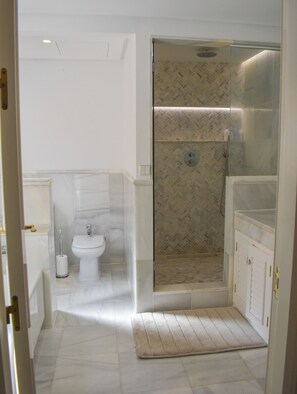 Hiustenkuivaaja, pyyhkeet, saippua, sampoo