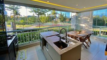 Smart TV 60 polegadas com canais a cabo, TV, mesa de pingue-pongue