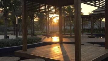 Smart TV 60 polegadas com canais a cabo, TV, mesa de pingue-pongue