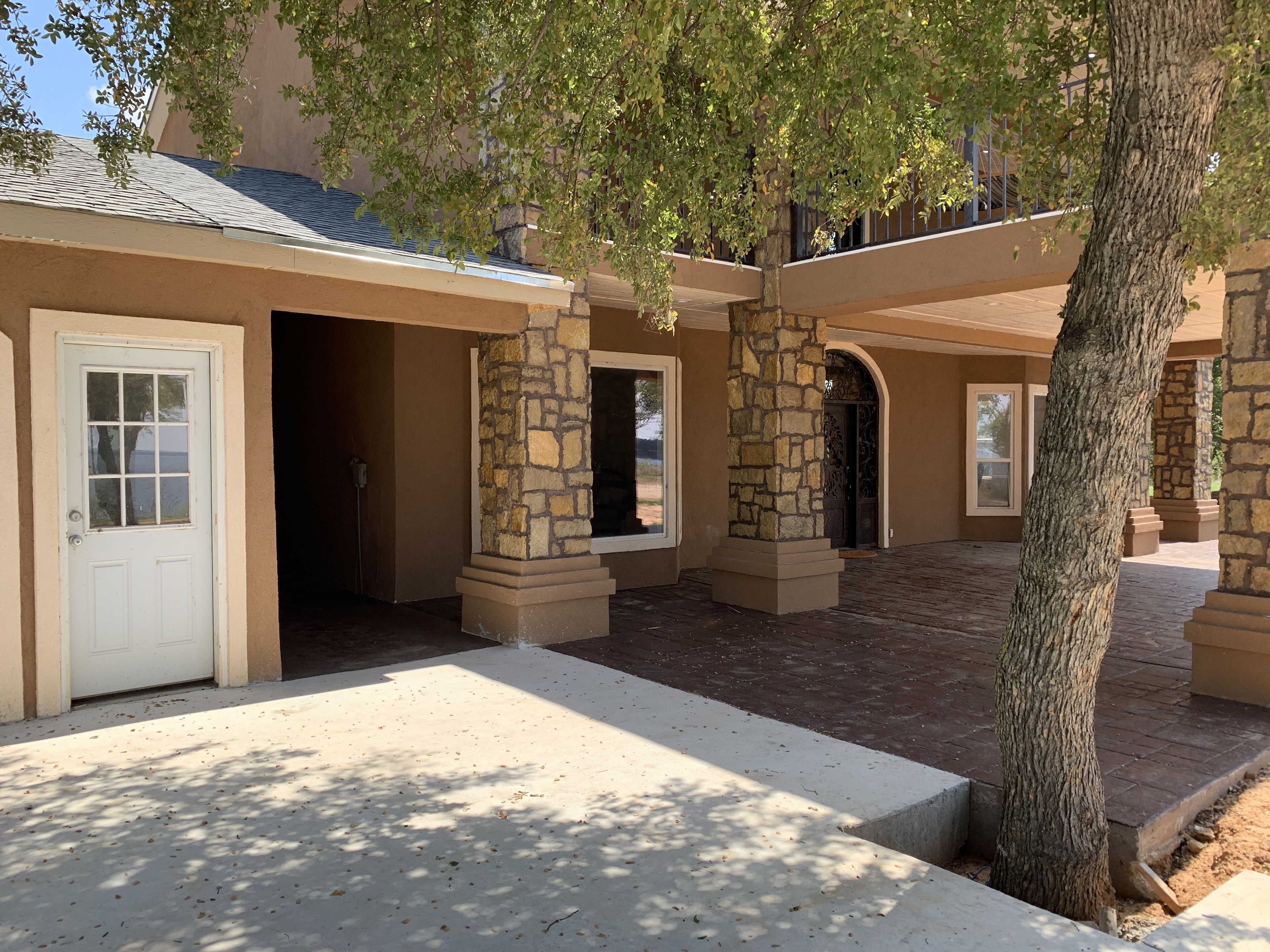 3 Story Lake house with views of lake front and back. Great for family gathering