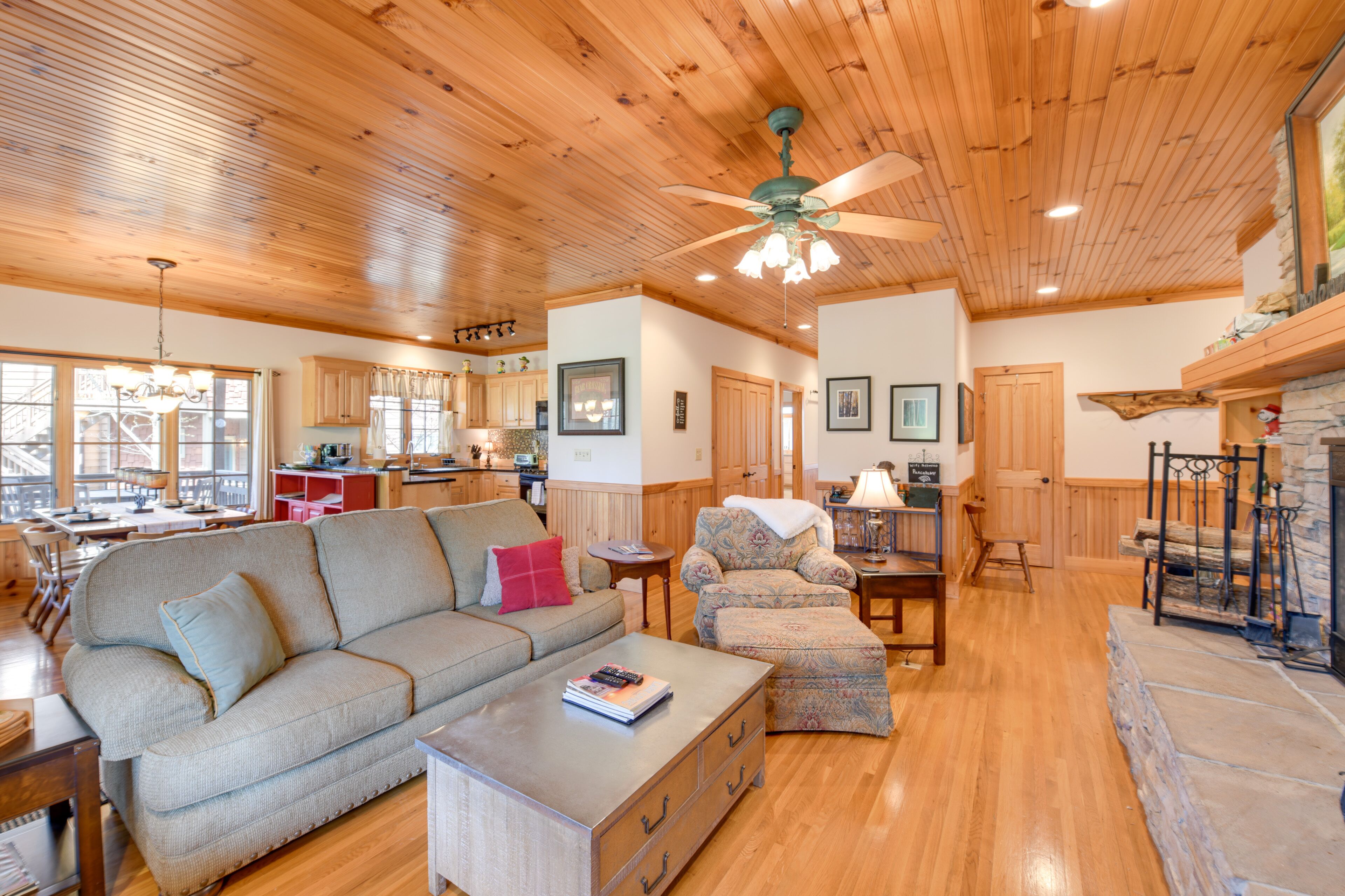 Inviting Cashiers Condo: Deck & Golf Course Views!