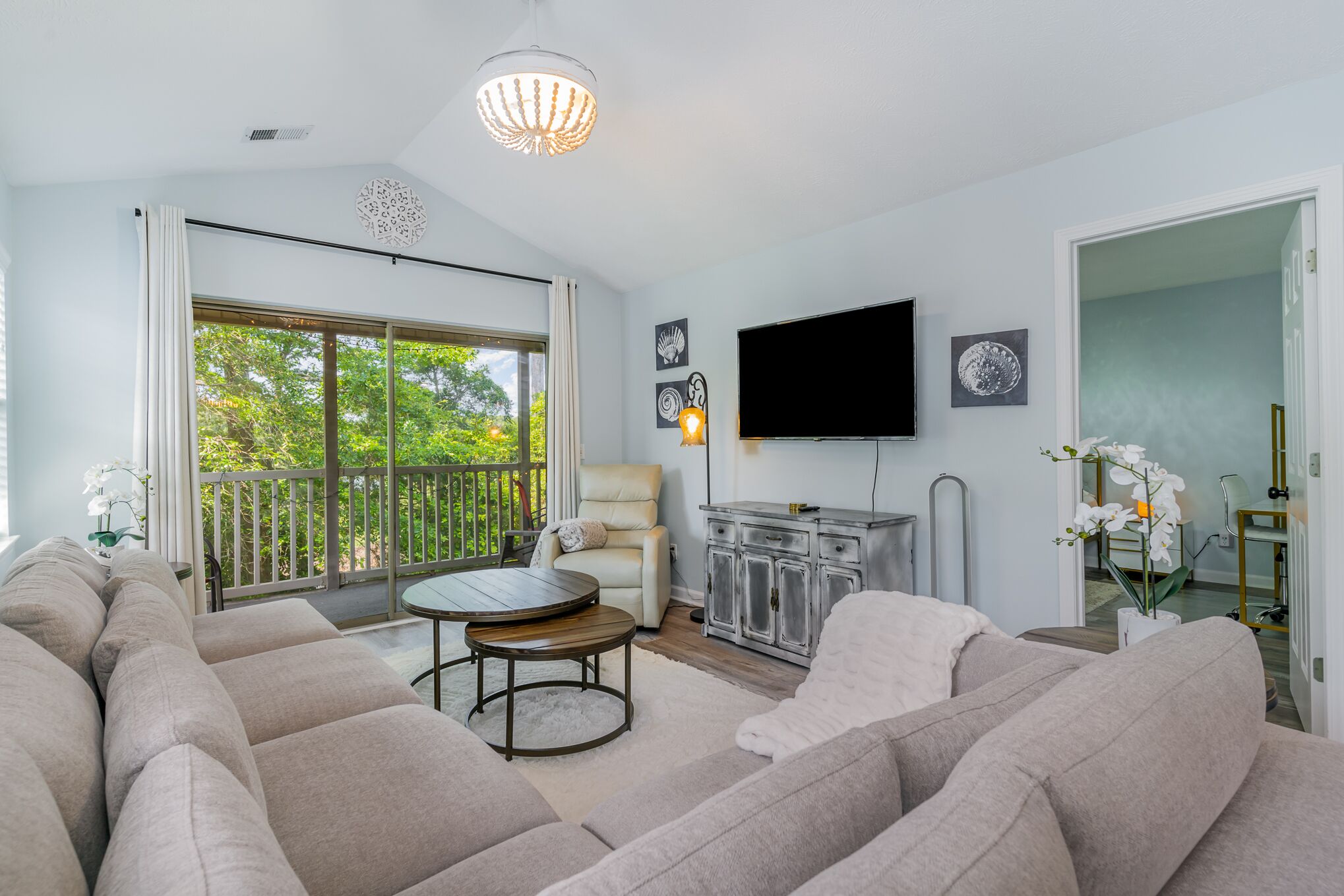 NEW Sunny & Serene 2bd/2bath Second Floor & Small dogs Welcomed!!