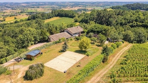 A rural property with a large house, a tennis court, and vineyards. - Le Triangle D'or - Gite de Charme - Piscine - Gaillac (Gaillac)