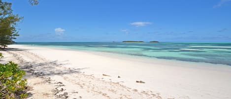 Sur la plage, chaise longue, serviettes de plage
