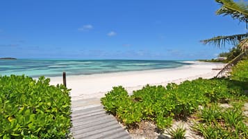 Plage, chaises longues, serviettes de plage