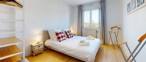 Iron/ironing board, free WiFi, bed sheets