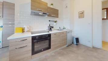 Kühlschrank, Mikrowelle, Ofen, Geschirrspüler