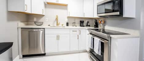 Een koelkast, een microgolfoven, een oven, een kookplaat